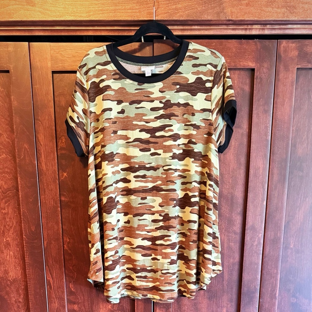 🦄 LuLaRoe Camouflage Erika Top